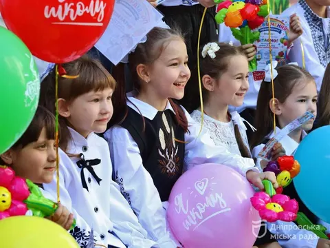 Навчальний рік у Дніпрі: без лінійок, але з укриттями та безкоштовним харчуванням