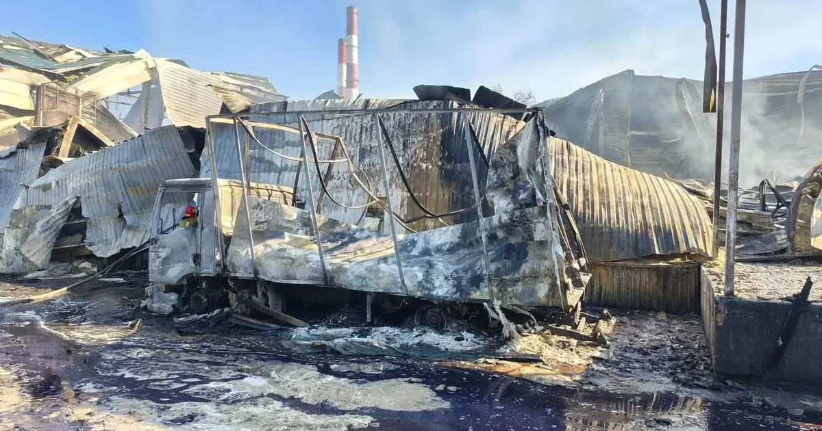 У Києві російський дрон зруйнував склад із дитячими іграшками