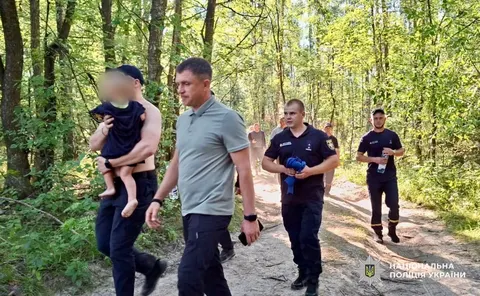 На Житомирщині всю ніч шукали 2-річного хлопчика: знайшли в лісі живим