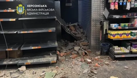 У Херсоні дрон влучив у супермаркет: поранено дитину