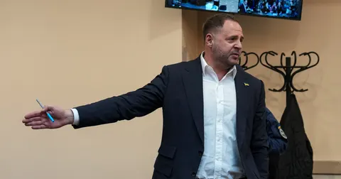 З Єрмака зняли електронний браслет: що це змінює та які обмеження лишились