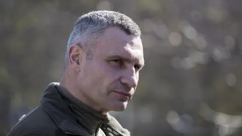 Удар по Києву: пошкоджена дитяча лікарня, люди в укритті