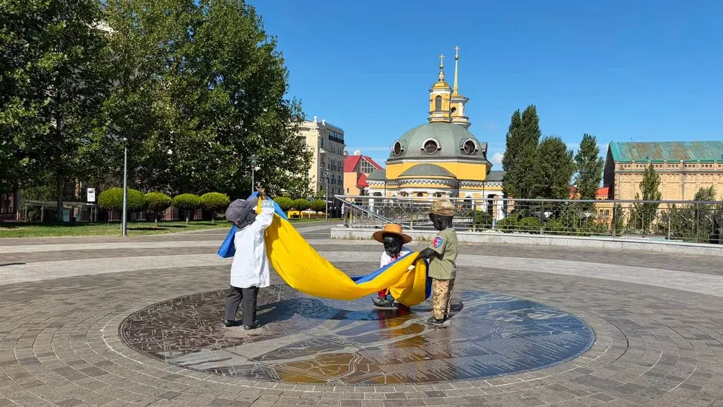 У Києві до свят переодягли скульптури засновників міста