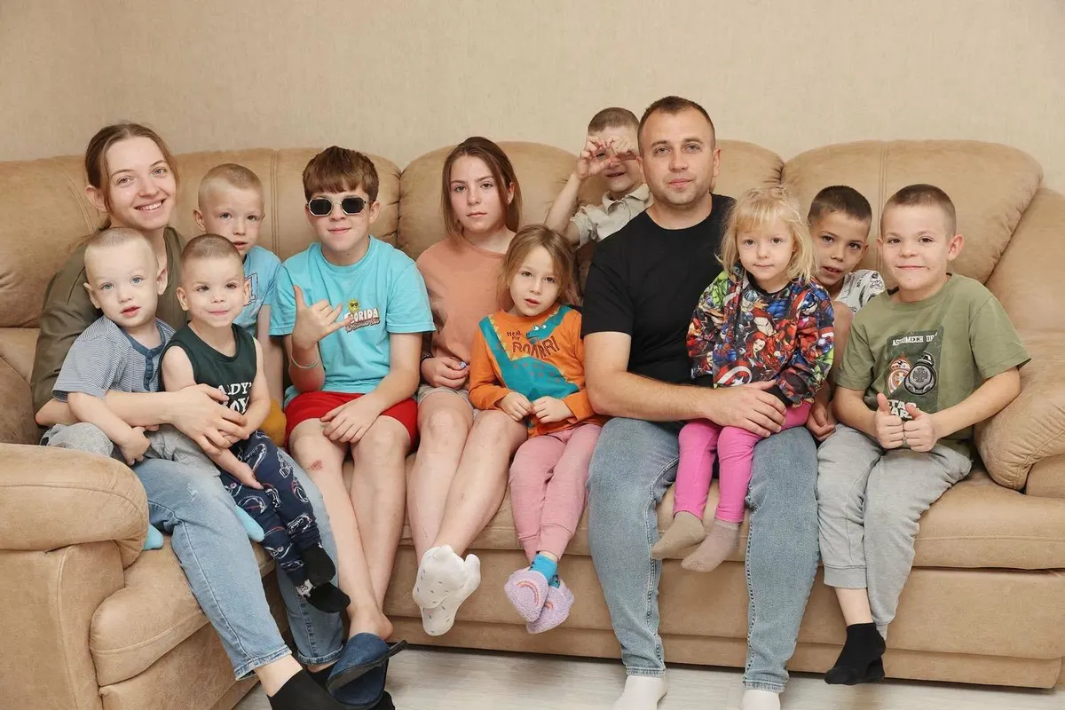 Родина з Кременця об'єднала розлучених братів і сестер: тепер у домі десять дітей