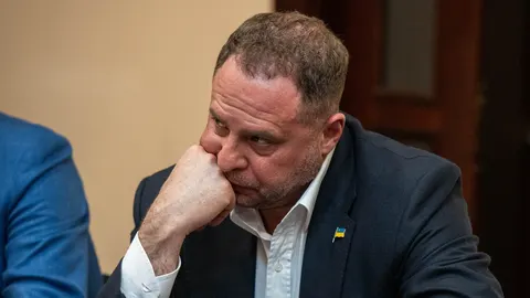 ВАКС зняв браслет із Єрмака та продовжив обов'язки: що це означає