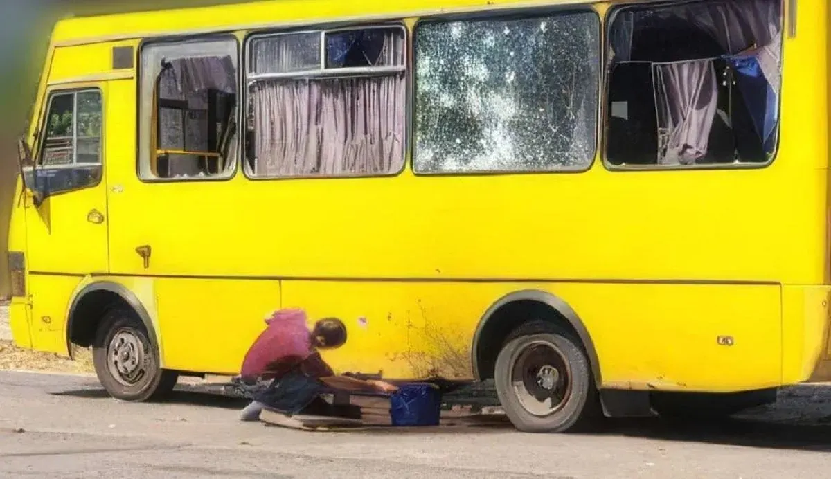 Удар дроном по маршрутці в Херсоні: поранено п'ятьох, серед них підліток
