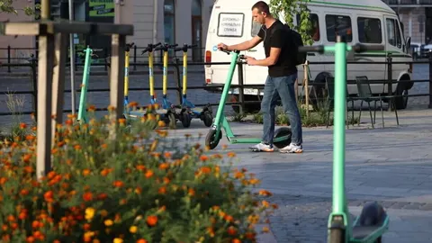 10 тижнів, 143 травми: чому діти на електросамокатах у Львові у зоні ризику