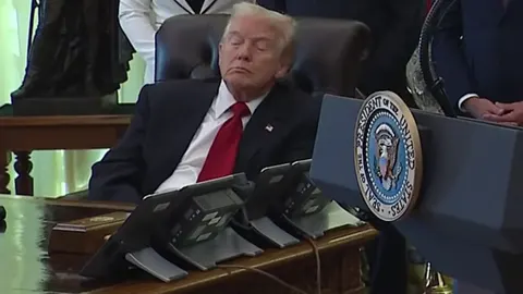 Здоров'я Трампа: лікар Білого дому б'є на сполох через синці та сонливість