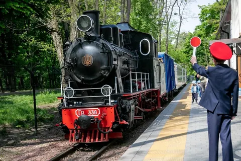 Діти на вулиці під час «шахедів»: що відомо про інцидент на дитячій залізниці