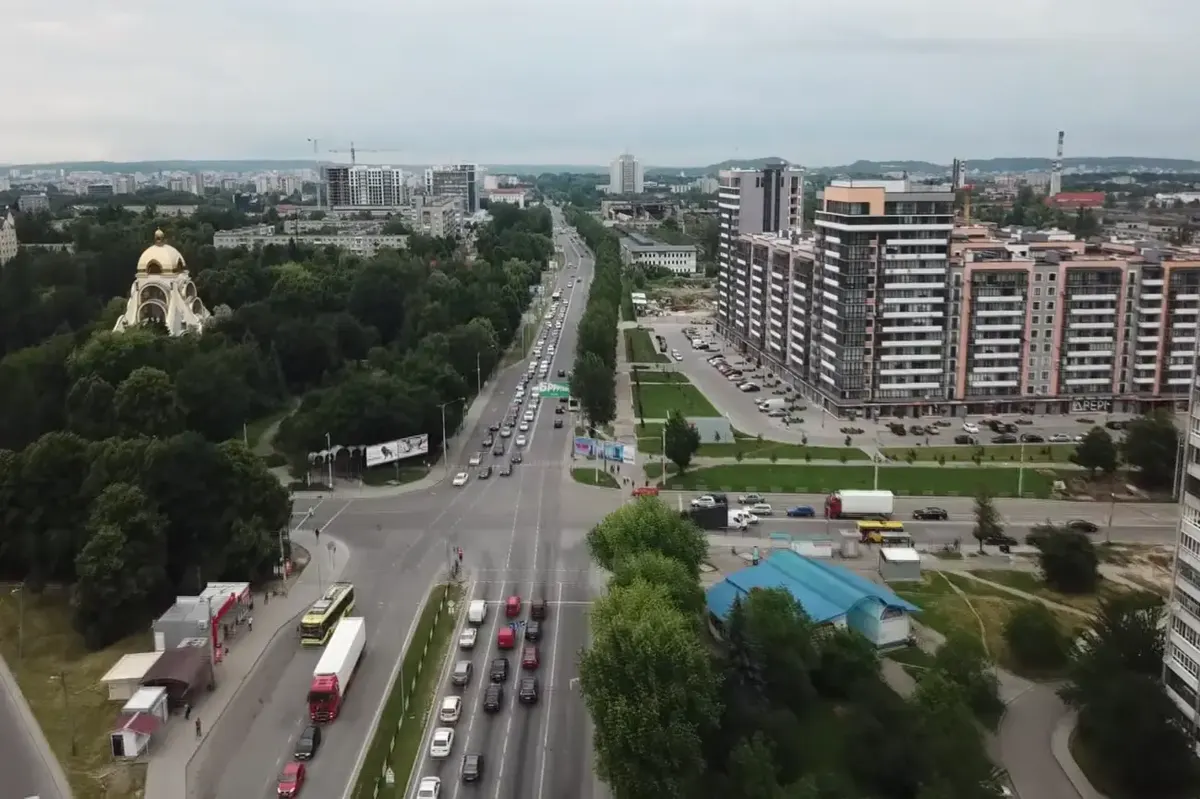 У Львові батьки з дітьми перебігали дорогу, щоб встигнути до церкви