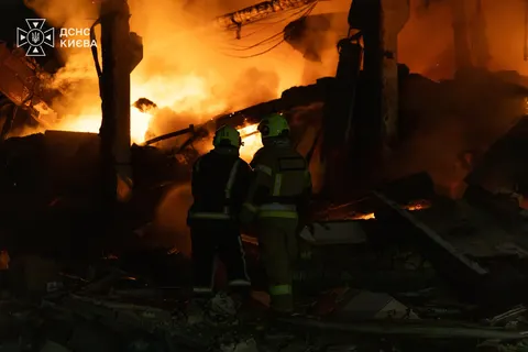 Нічна атака на Київ: пошкоджено дитячу лікарню, є постраждалий