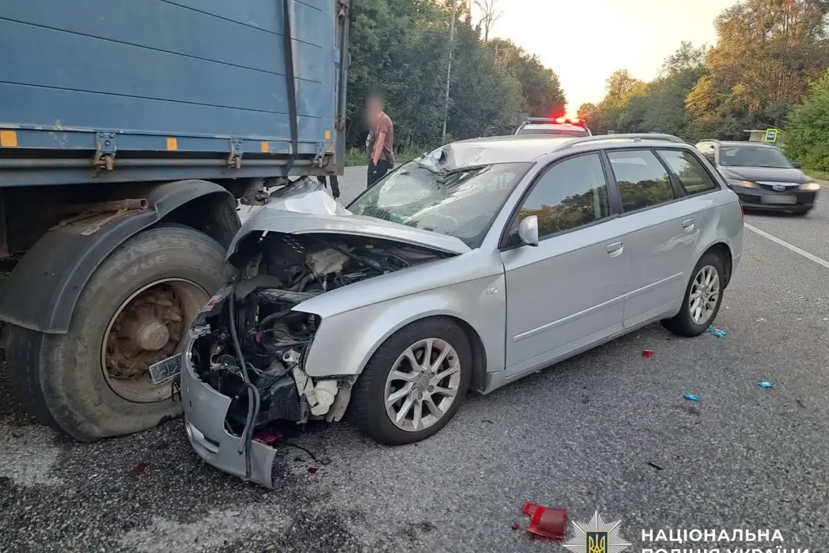 Потрійна ДТП на Вінниччині: постраждали жінка та дитина