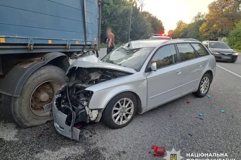 Потрійна ДТП на Вінниччині: постраждали жінка та дитина