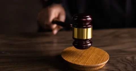 Позбавлена прав мати загиблого бійця: суд став на її бік