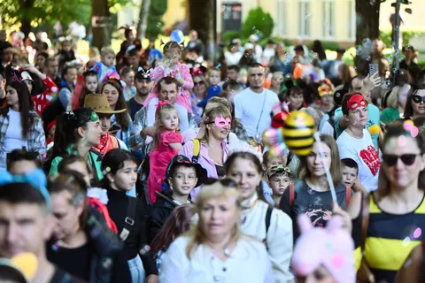 У Львові вперше провели Фестиваль дошкілля: хода, трамвай і казкові водії