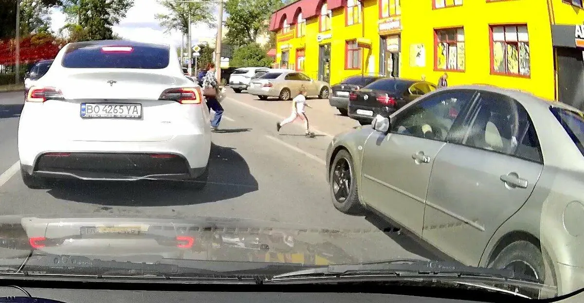 Мама з дитиною ледь не потрапили під авто у Тернополі: відео