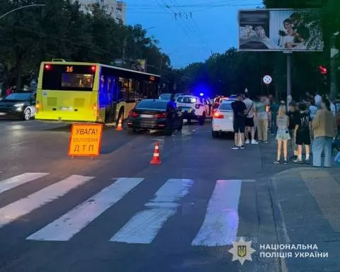 У Львові на переході дві BMW збили батька з донькою: що відомо