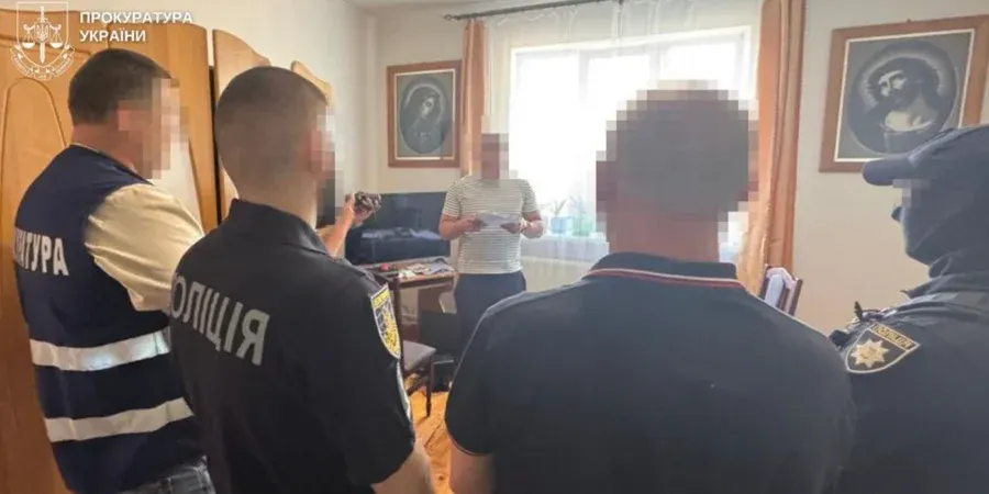 На Львівщині прийомного батька підозрюють у зґвалтуванні вихованки