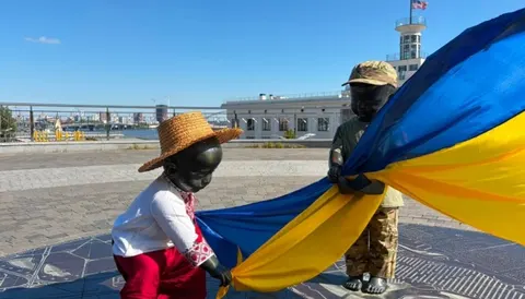 Малюки-засновники Києва одягли вишиванки до Дня Прапора