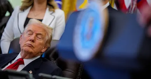 Синці, набряки та сонливість Трампа: що каже кардіолог і чому це важливо