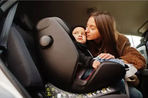 Поїздка в таксі з дитиною: що з'ясувати й перевірити до старту