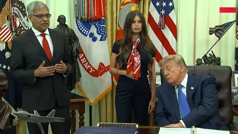 Трамп дрімає на церемонії: новий указ про вакцинацію дітей у США