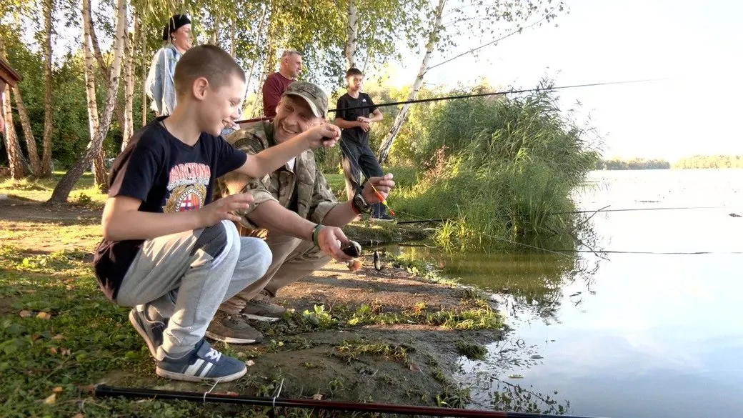 «Маємо підставити плече»: на Вінниччині ветерани влаштували риболовлю для дітей загиблих воїнів