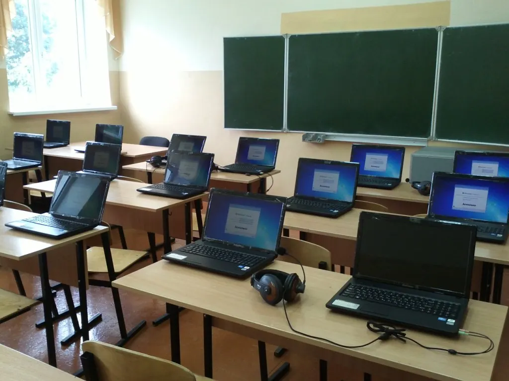 Черкаські школи та дитсадки отримали нову комп'ютерну техніку