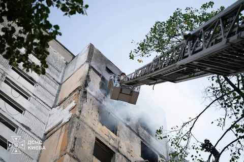 Атака дронів на Київ: 10 постраждалих, пожежа в будинку, дитина серед поранених