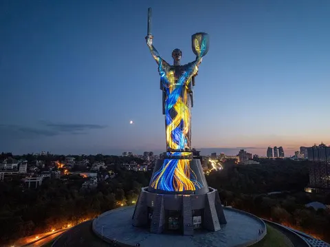 «Майбутнє пам’ятає»: світлове шоу на Батьківщині-Матері — що варто знати родинам