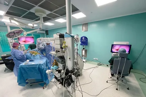 Як львівські хірурги врятували нирку 8-річному хлопчику завдяки роботу зі ШІ