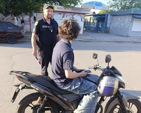 Шістьох неповнолітніх водіїв мотоциклів виявили у Снігурівці: що загрожує батькам