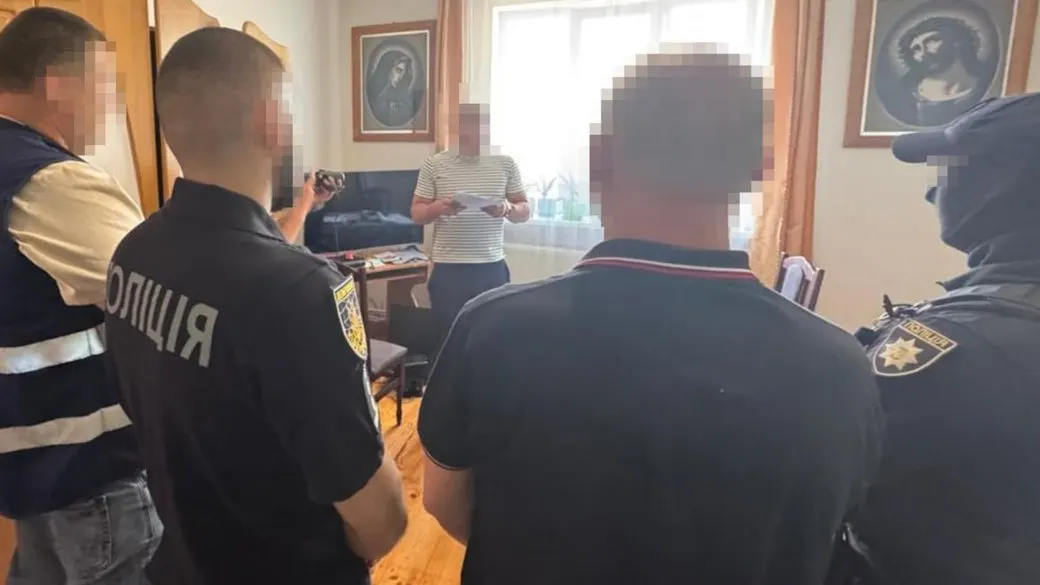 Ґвалтував прийомну доньку на Львівщині: підозра та арешт