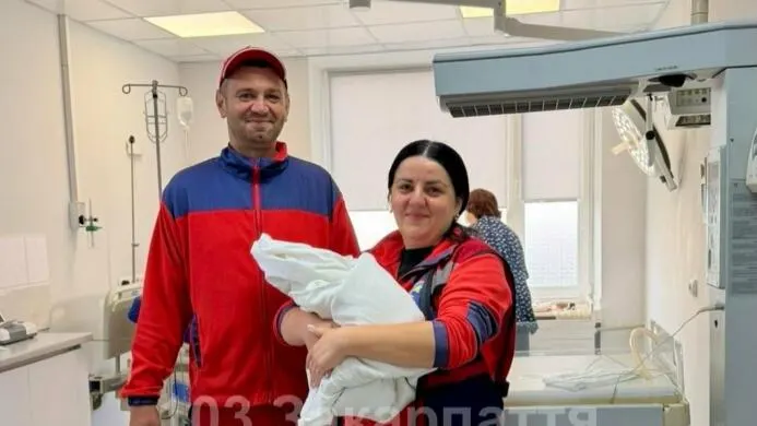 На Мукачівщині жінка народила 11-ту дитину просто в авто «швидкої»