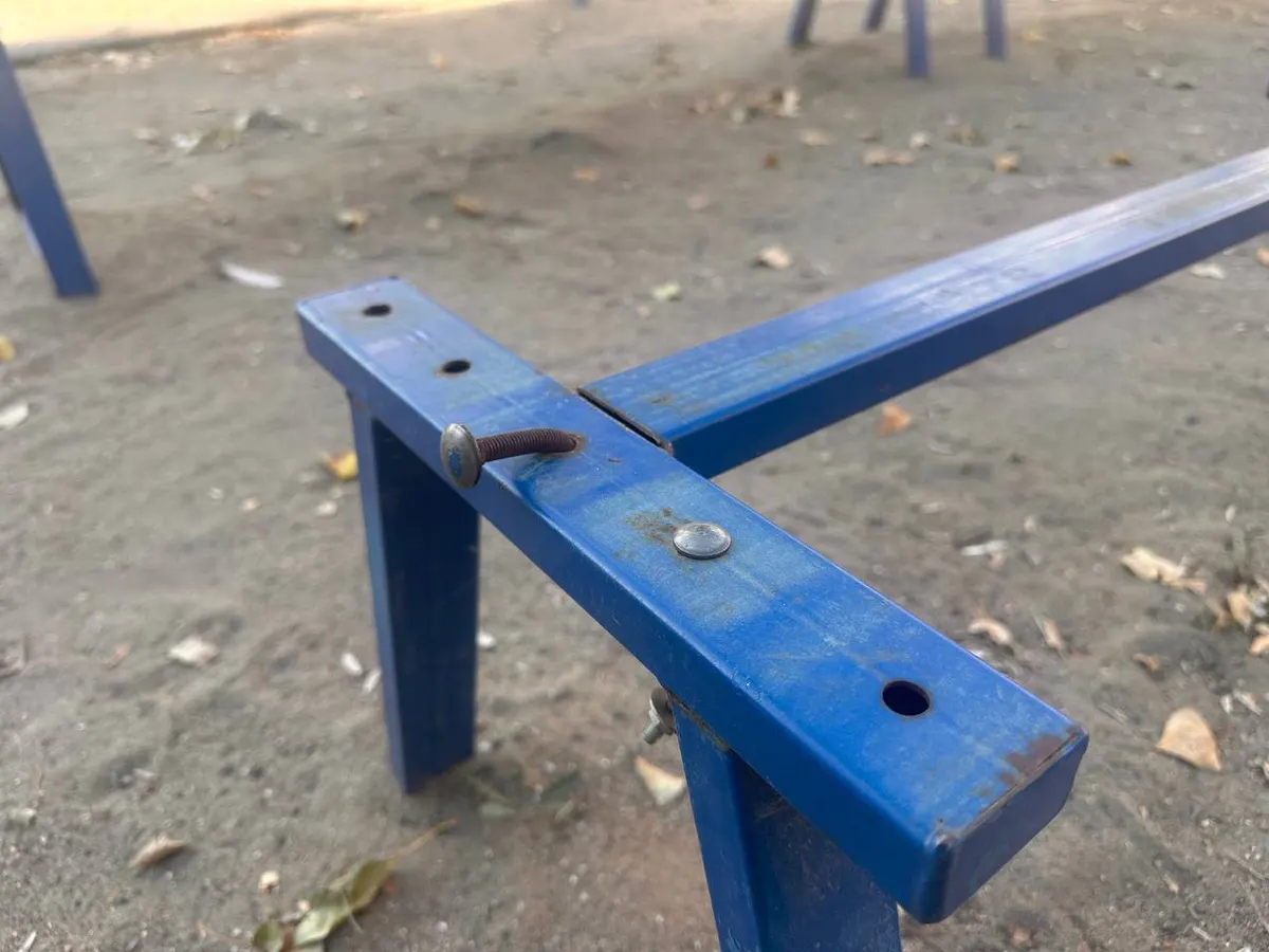 У Матвіївці батьки скаржаться на розбиті лавки біля дитячого майданчика