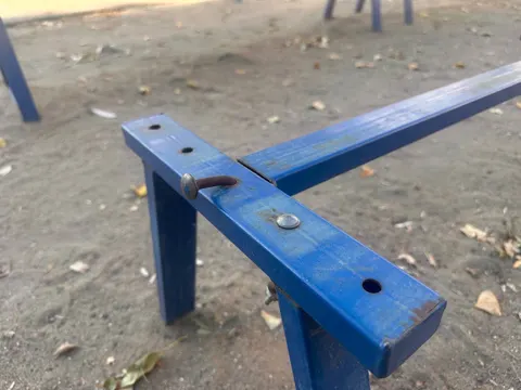 У Матвіївці батьки скаржаться на розбиті лавки біля дитячого майданчика